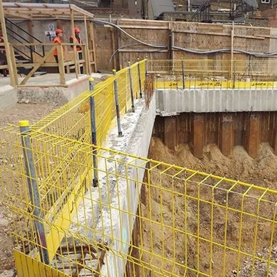 迅速なセットアップのためのツールフリーアセンブリを備えた簡単なエッジ保護バリア