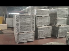 溶融亜鉛メッキ丸柱が梱包されています