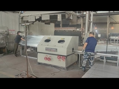 配件 の 固定 の ため に 囲い の 柱 を 掘り出さ れ て いる