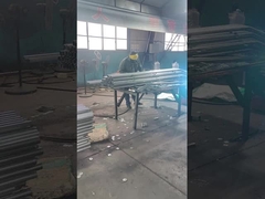 フェンスコネクタはフェンスポストに溶接されている