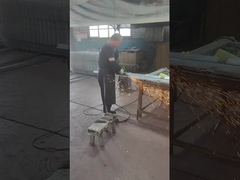 粉末塗装前,電熱製品を磨き磨きする