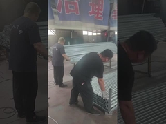 フェンスの支柱が磨かれ、積み重ねられています