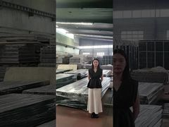 鉄道駅の刺線網のフェンス