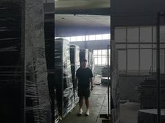 黒色の鉄パレット付きセキュリティフェンス